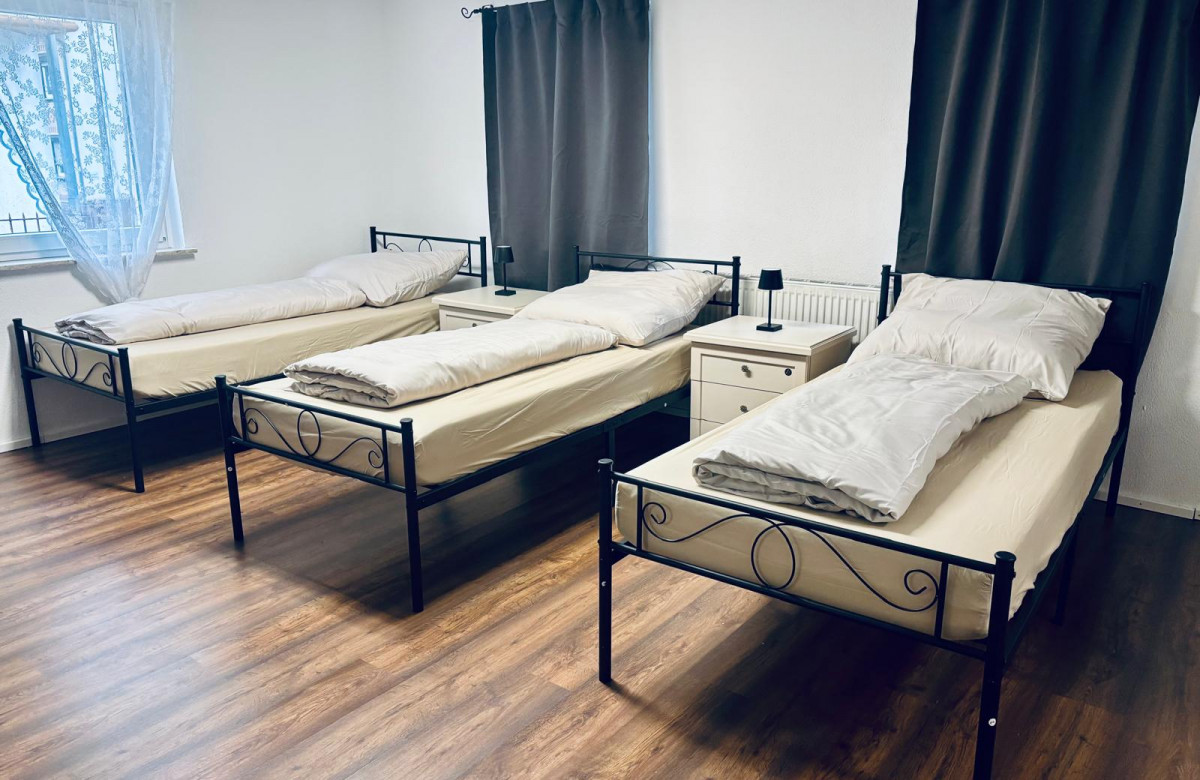 Dreibettzimmer 1 'Home' - Suhitha´s Gästehaus Villingen-Schwenningen