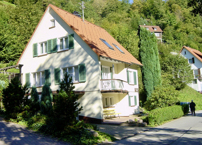 Ferienhaus Oesterle - Idyllisches Schwarzwaldhaus am Bach mit Terrasse & Balkon