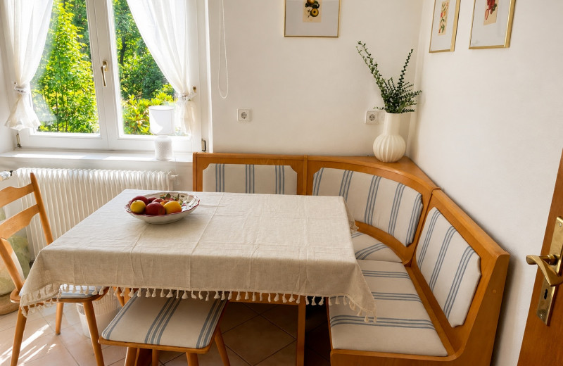 Ferienhaus Oesterle - Idyllisches Schwarzwaldhaus am Bach mit Terrasse & Balkon