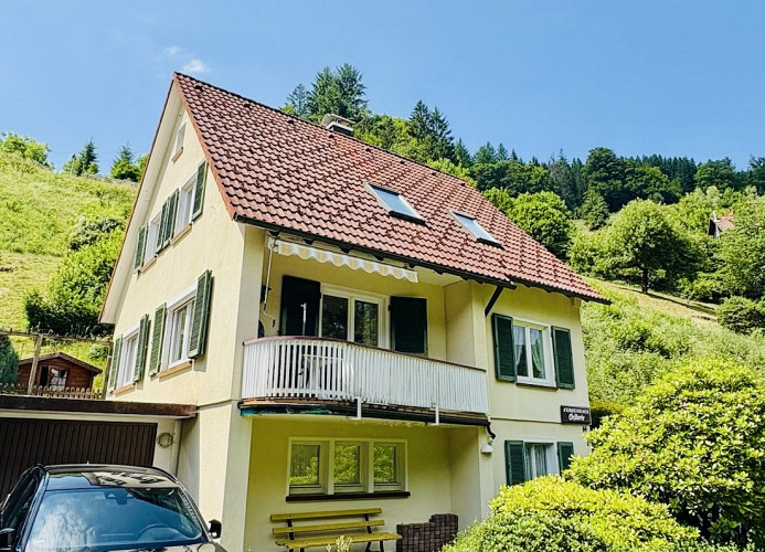 Ferienhaus Oesterle - Idyllisches Schwarzwaldhaus am Bach mit Terrasse & Balkon